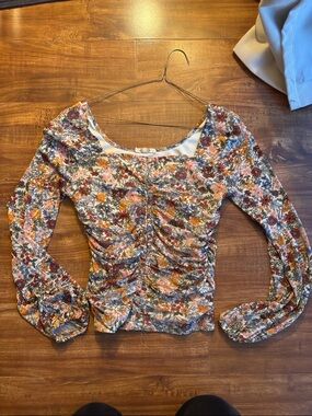 Gimmicks by BKE White Floral Ruched Long-Sleeve Blouse